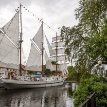 Jūros šventės išvakarėse „Meridianas“ keis bures, pagerbs jūrininkus, atplauks burlaiviai