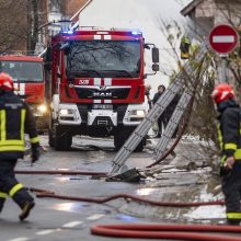 Kauno rajone supleškėjo namas: pavyko išgelbėti penkis šalia esančius statinius 