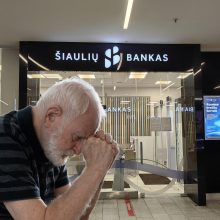 Bankas gąsdina senjorus: blokuosime sąskaitas