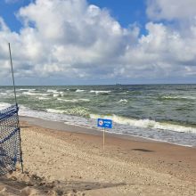 Įspėjimų nepaiso: iš jūros ištraukė baltarusę mamą ir jos sūnų, vėliau – dar vieną mažametę