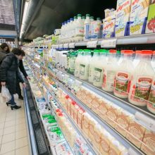 Tarnyba: Kinija oficialiai pranešė stabdanti jautienos, pieno produktų ir alaus importą