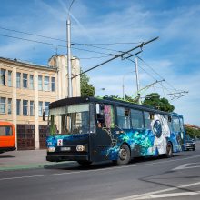 Pirmą kartą Kaune: įvairiaspalvių troleibusų ekspozicija po atviru dangumi