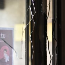Panevėžyje moteris išdaužė savivaldybės durų stiklą