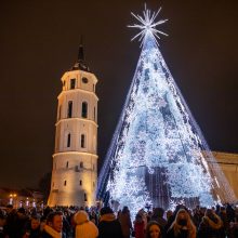 Vilniečiai nepaisė prašymo eglės įžiebimą stebėti namuose: minios suplūdo į Katedros aikštę