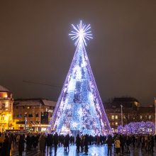 Vilniečiai nepaisė prašymo eglės įžiebimą stebėti namuose: minios suplūdo į Katedros aikštę