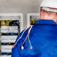 Nelaimė Pasvalio rajone: sunkiai susižalojo iš metalinio aptvaro iškritęs elektrikas  