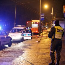 Panevėžyje grupė jaunuolių apšaudė automobilį, sužalojo vyrą