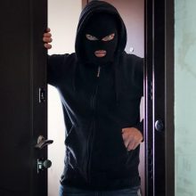 Į kauniečio namus įsiveržė plėšikai – jį sumušė ir apvogė