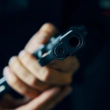 Per patikrinimą pareigūnai iš buto Vilniuje paėmė automatinį ginklą, dujinį pistoletą
