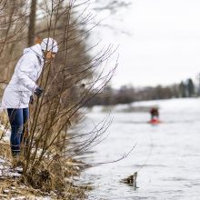 Nuo tilto galimai nukritusios merginos paieška: policija turi prašymą