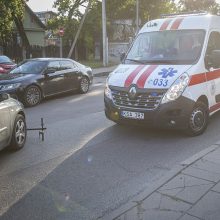 Skaudi eismo nelaimė: į BMW rėžėsi jaunuolio vairuojamas elektrinis paspirtukas