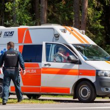 Vilkaviškio rajone „Volvo“ atsitrenkė į namą, sužalota mažametė keleivė