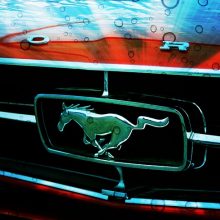 Internautai ūžia: apvirtusio „Ford Mustang“ ant ratų pastatyti niekas nesivargino