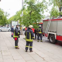 Į miesto centrą sulėkė ugniagesiai: buvo pranešta apie gaisrą grožio salone