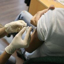 Ragina skiepytis, bet trūksta vakcinų