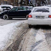 Kelininkai atkerta kritikams: esant tokioms sąlygoms įprasti kelių valymo terminai negalioja