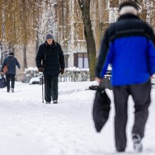 Kelininkai atkerta kritikams: esant tokioms sąlygoms įprasti kelių valymo terminai negalioja