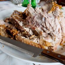 Pošventinė dilema – ką daryti su maisto likučiais: suvalgyti ar išmesti?