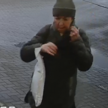 Svetima banko kortelė įsuko į nemalonumų verpetą: policija ieško šios moters