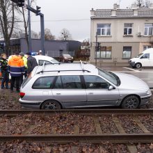 Po avarijos Šančiuose „Peugeot“ atsidūrė ant bėgių