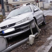 Po avarijos Šančiuose „Peugeot“ atsidūrė ant bėgių