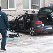 Nakties sprogimas Šančiuose: nukentėjo po daugiabučio langais stovėjęs moters „VW Golf“ 