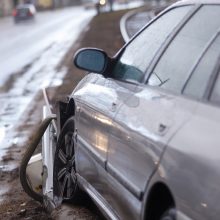 Po avarijos Šančiuose „Peugeot“ atsidūrė ant bėgių