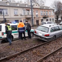 Po avarijos Šančiuose „Peugeot“ atsidūrė ant bėgių