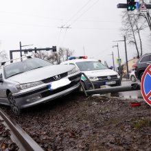 Po avarijos Šančiuose „Peugeot“ atsidūrė ant bėgių