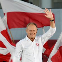 D. Tuskas: antivyriausybiniame mitinge Varšuvoje susirinko šimtai tūkstančių žmonių