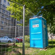 Kauniečiai – smarvės spąstuose: po langais darbininkai pastatė biotualetą