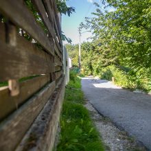 Gyventojai stveriasi už galvų: į namus – slenkančia gatve