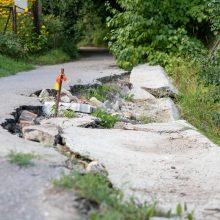 Gyventojai stveriasi už galvų: į namus – slenkančia gatve