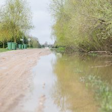 Romainių gyventojai stveriasi už galvų: gatvės virto upėmis, kiemai – ežerais