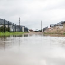 Romainių gyventojai stveriasi už galvų: gatvės virto upėmis, kiemai – ežerais