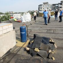 Gyventojų rūpestis – renovuojamas namo stogas