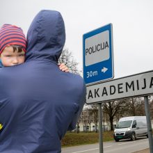 Pagrobtas mažylis grąžintas mamai, o įtariamųjų likimas dar neaiškus