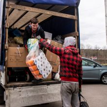 Tūkstančiai savanorių veržiasi padėti Ukrainai