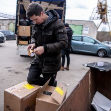 Tūkstančiai savanorių veržiasi padėti Ukrainai