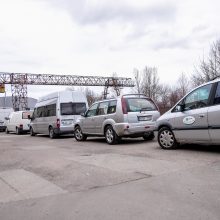 Tūkstančiai savanorių veržiasi padėti Ukrainai