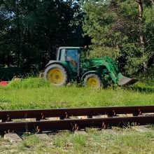 Traukinių nematyti per žolę: kas atsakytų, jei įvyktų tragedija?