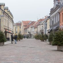 Vilniaus gatvėje – naujovės: atsirado suoliukai ir šiukšliadėžės