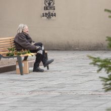 Vilniaus gatvėje – naujovės: atsirado suoliukai ir šiukšliadėžės