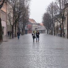 Vilniaus gatvėje – naujovės: atsirado suoliukai ir šiukšliadėžės