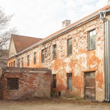 Senamiestyje ant galvų krenta apleisto pastato dalys: labiausiai neramu dėl vaikų