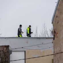 Kauno centre užfiksuotas neatsakingas darbininkų elgesys: ant stogo – be šalmų, apsaugos diržų