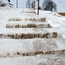 Skambina pavojaus varpais: laiptai virto pavojinga čiuožykla