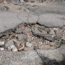 Po „Kauno dienos“ publikacijos išliejo apmaudą: istorinį grindinį naikina asfaltu