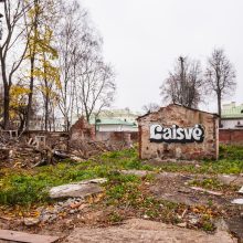 Nuo buvusio kino teatro nužengė žodis „Laisvė“