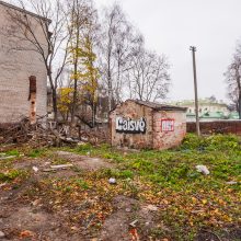 Nuo buvusio kino teatro nužengė žodis „Laisvė“